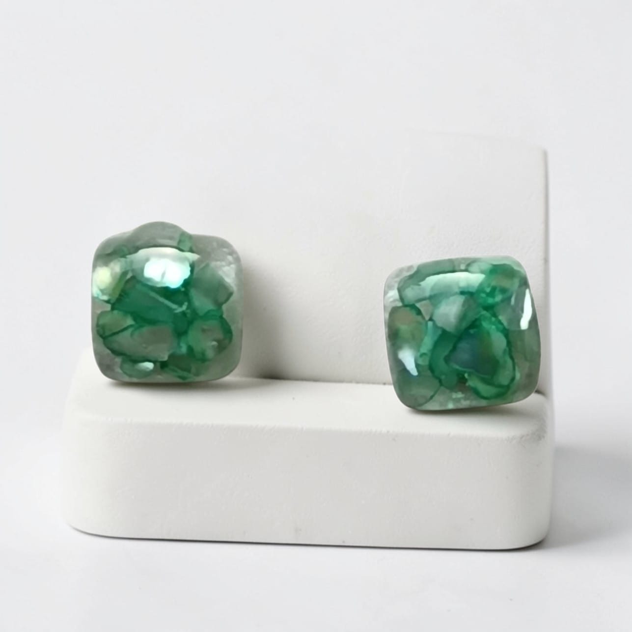 Orecchini a lobo Frammenti di Luce OLF-06 forma quadrata piccola con chips di pietra verde in resina handmade