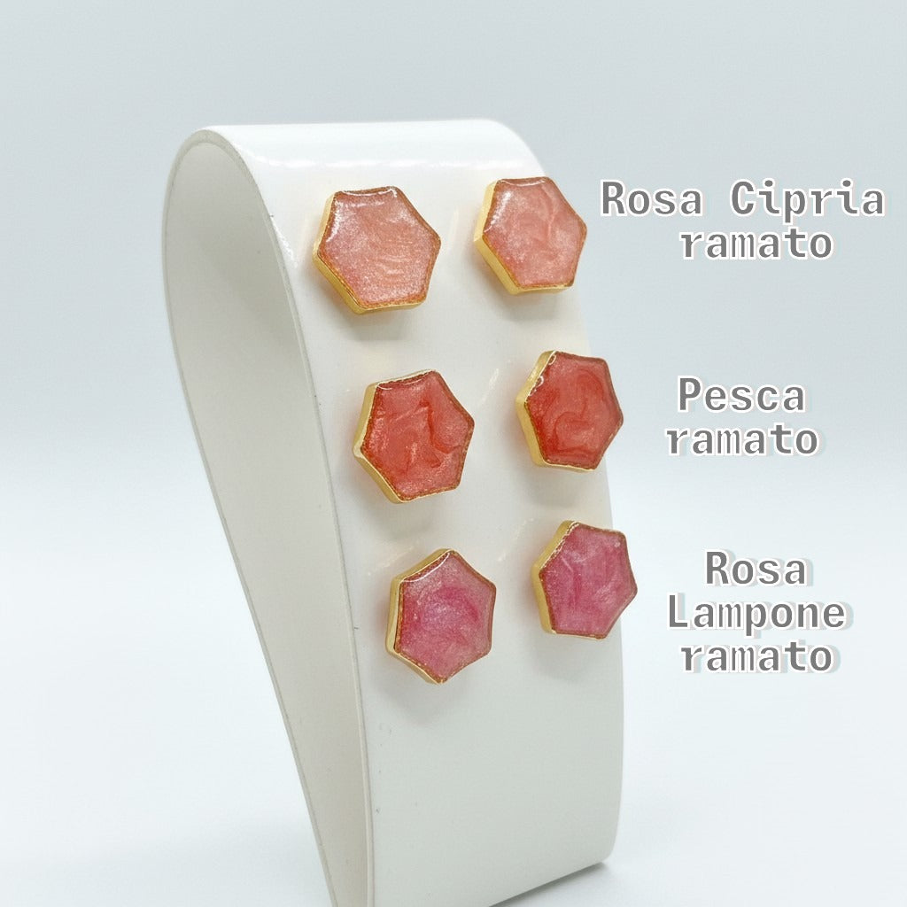 Orecchini artigianali esagonali in resina colorata con dettagli dorati  su espositore - Piccole Auree

