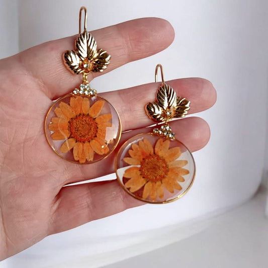 Orecchini Aura d'estate con fiori veri arancioni in resina e foglia dorata
