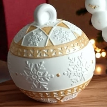Pallina porta bonbon natalizia in gesso bianco decorata con fiocchi di neve