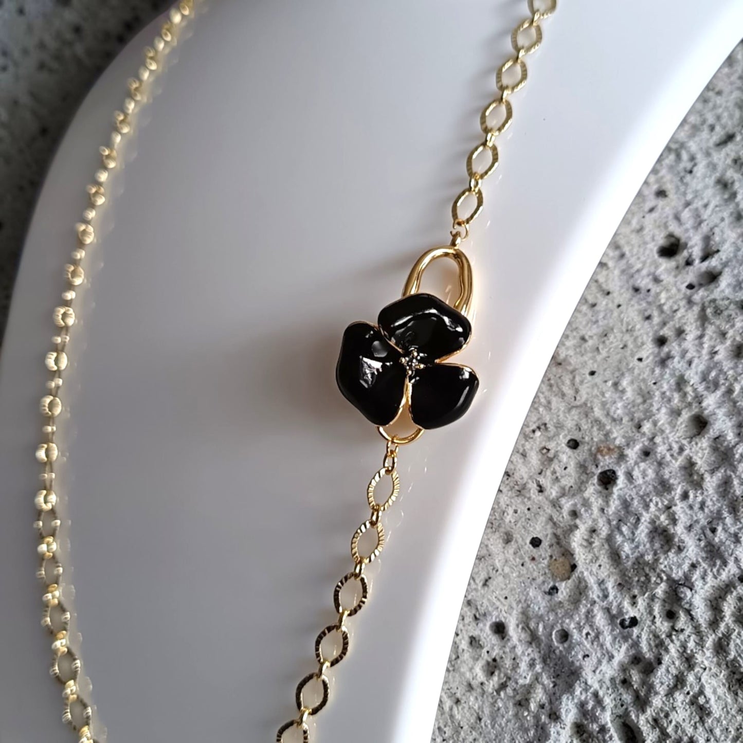 Dettaglio Collana con fiore nero - Petal Glow