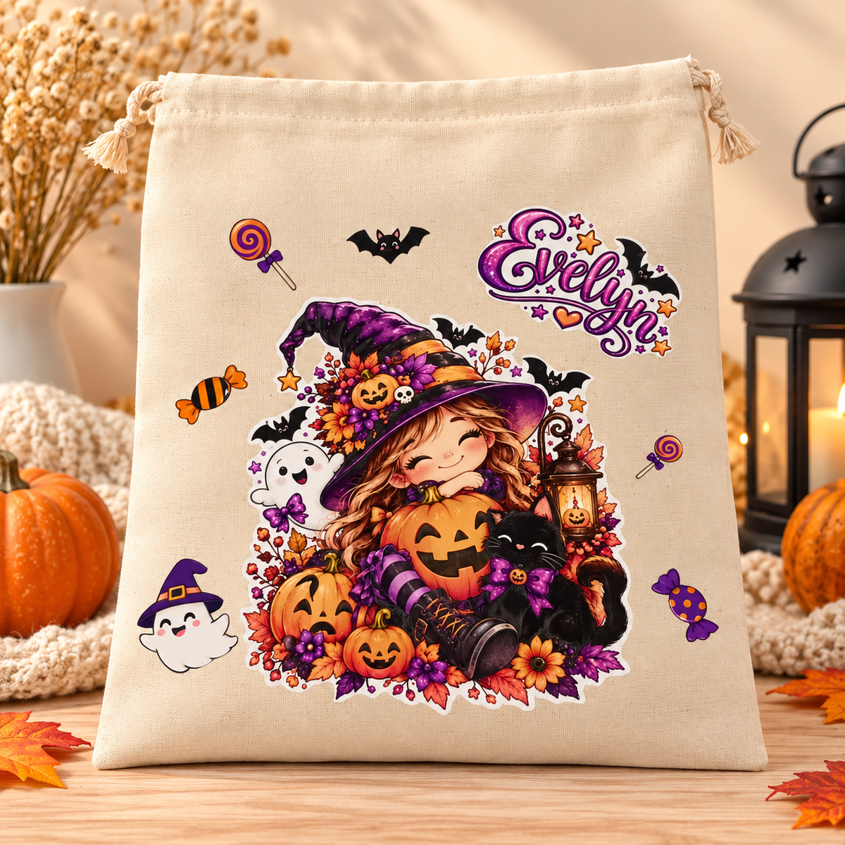 Pochette Halloween con nome Evelyn, streghetta sorridente, zucca, gattino nero e decorazioni viola