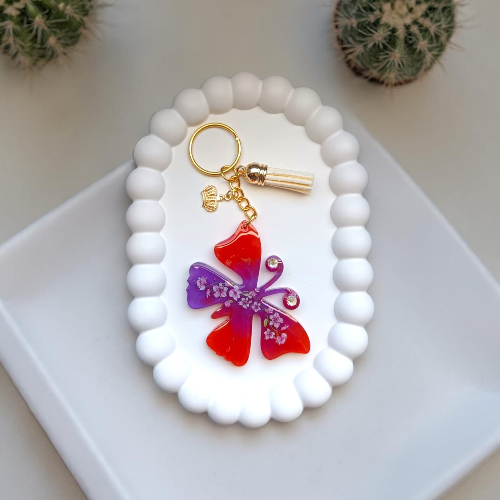 Portachiavi farfalla artigianale in resina rossa e viola – Alyra