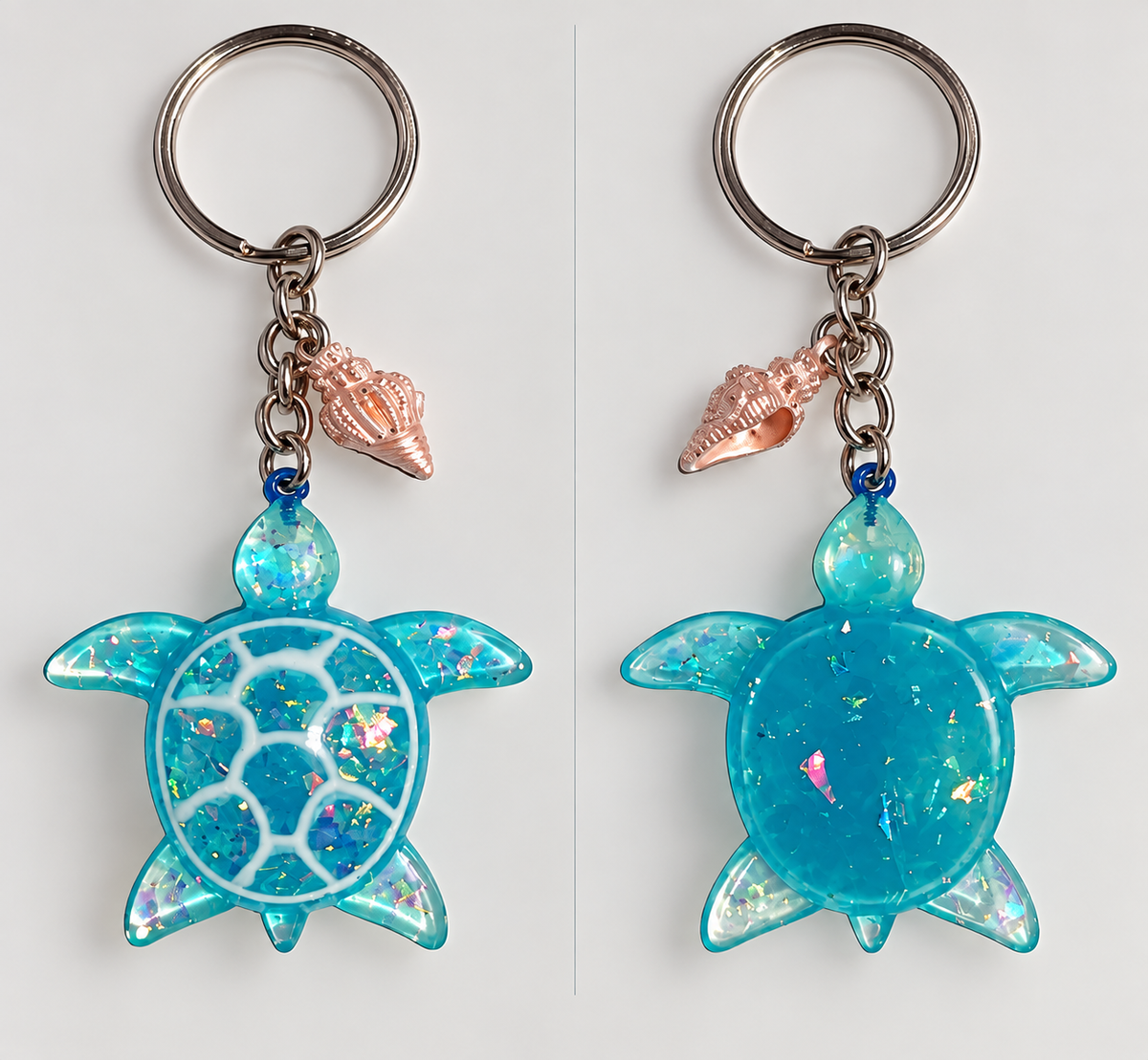 Portachiavi tartaruga marina AZZ-4 in resina azzurro turchese con flakes iridescenti, guscio bianco e charm conchiglia color oro rosa