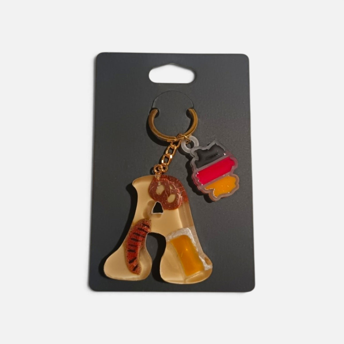 Portachiavi Oktoberfest con iniziale A, miniature 3D dipinte a mano e finitura lucida in resina.