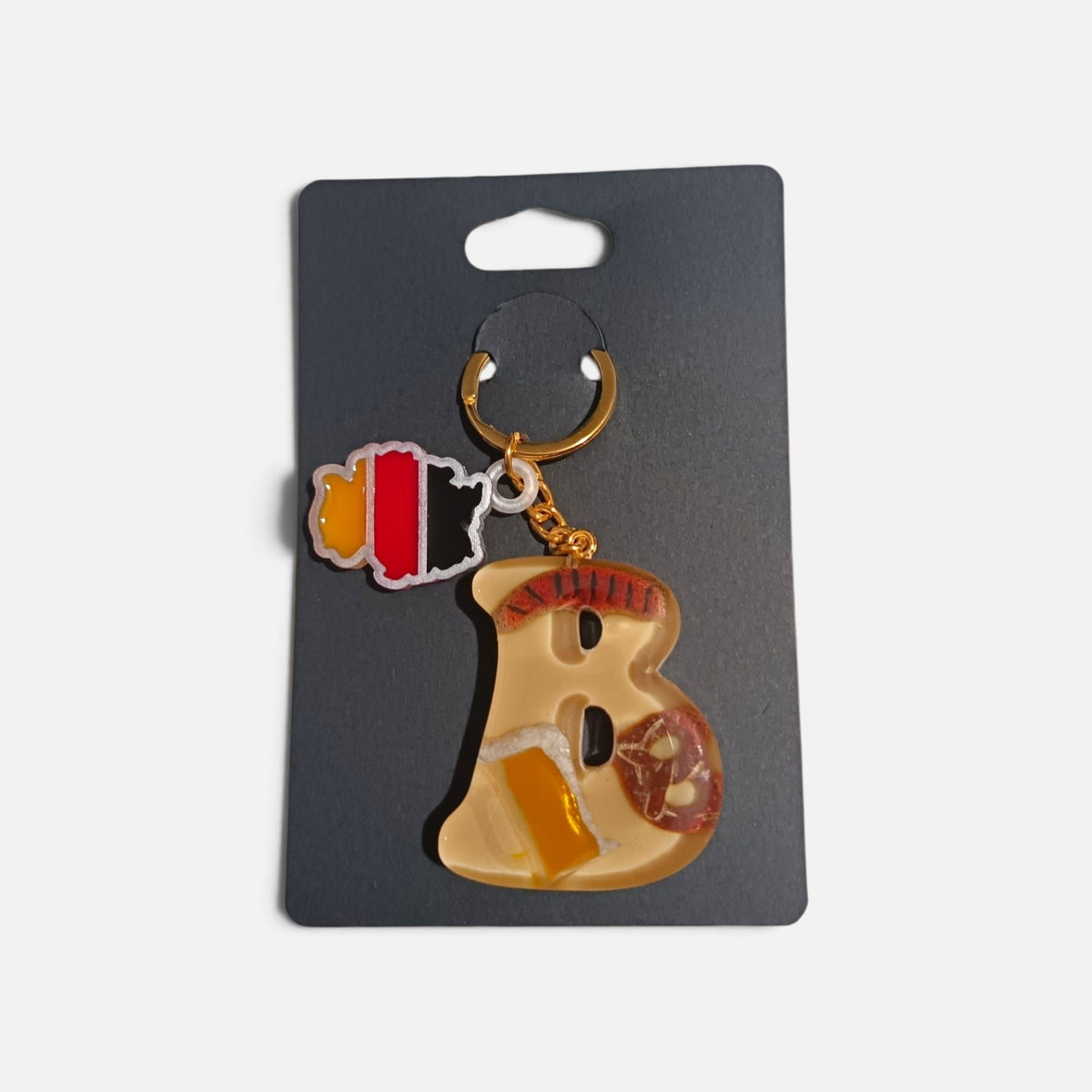 Portachiavi Oktoberfest con iniziale B, miniature 3D dipinte a mano e finitura lucida in resina.