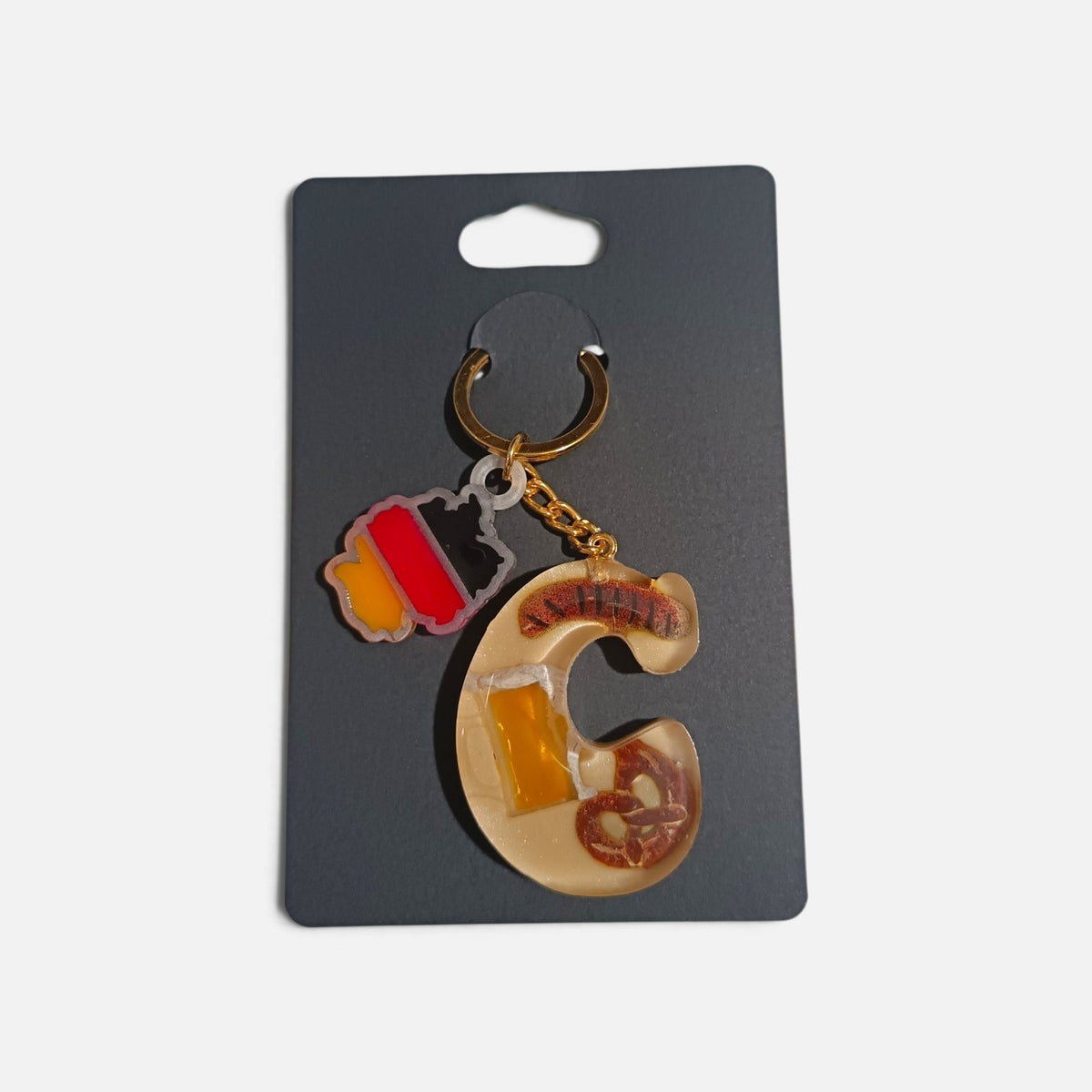 Portachiavi Oktoberfest con iniziale C, miniature 3D dipinte a mano e finitura lucida in resina.