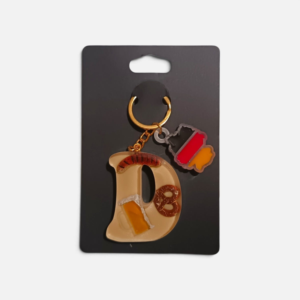 Portachiavi Oktoberfest con iniziale D, miniature 3D dipinte a mano e finitura lucida in resina.