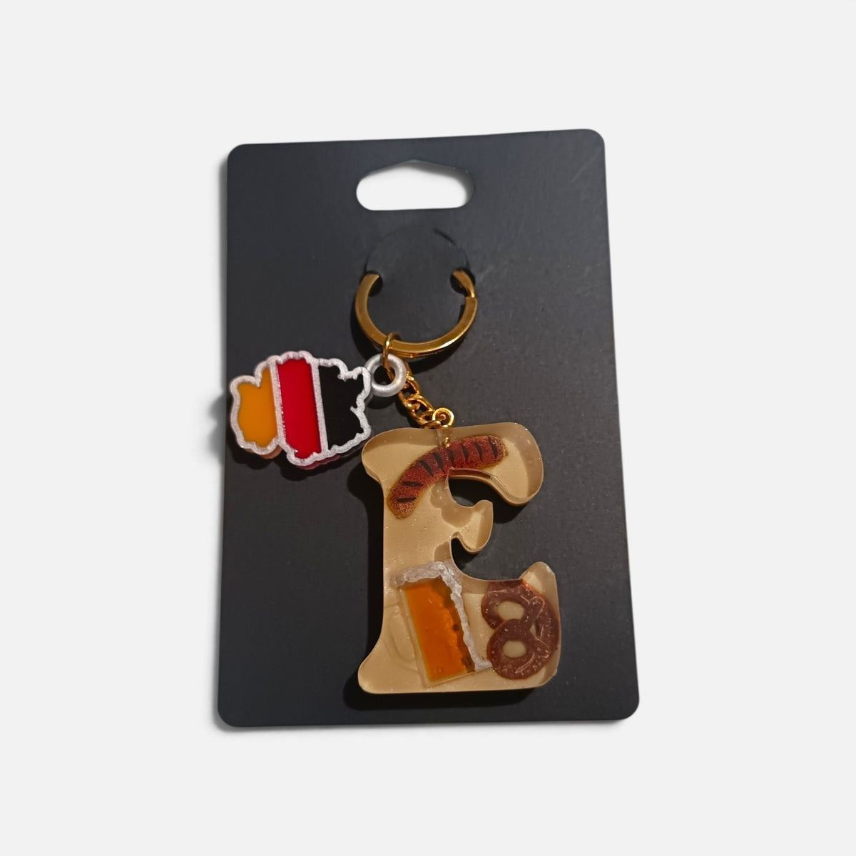 Portachiavi Oktoberfest con iniziale E, miniature 3D dipinte a mano e finitura lucida in resina.