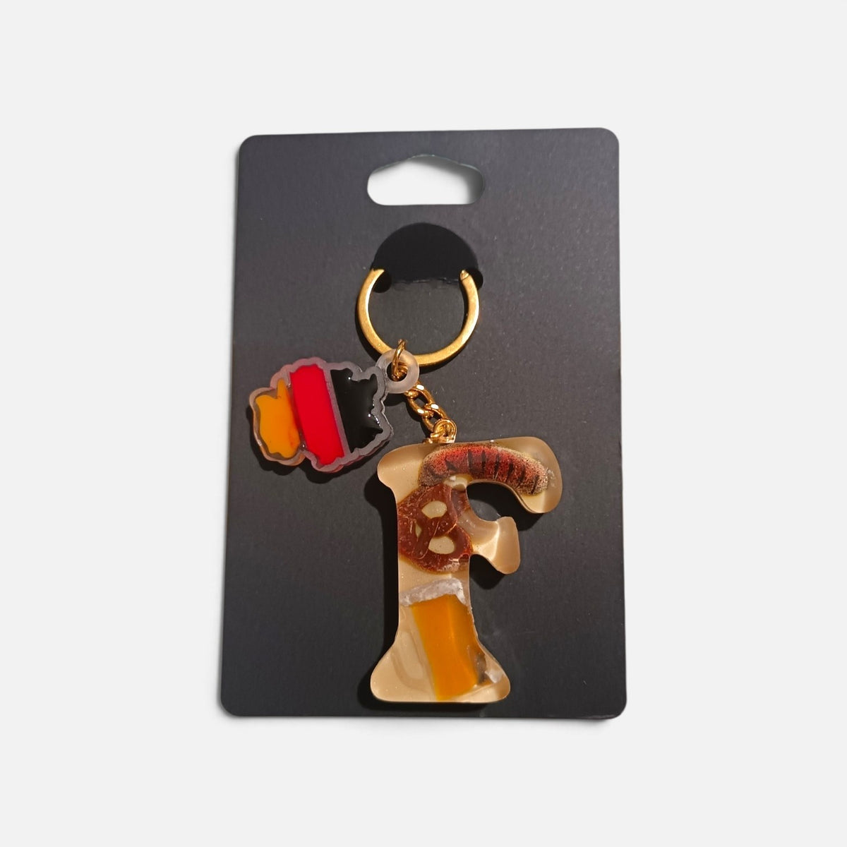 Portachiavi Oktoberfest con iniziale F, miniature 3D dipinte a mano e finitura lucida in resina.
