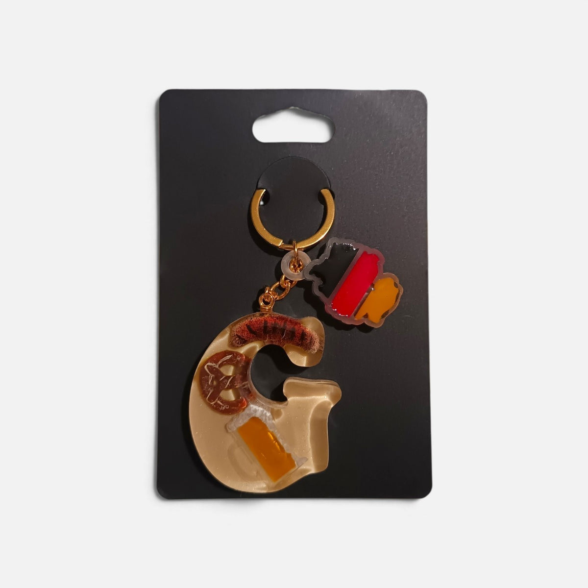 Portachiavi Oktoberfest con iniziale G, miniature 3D dipinte a mano e finitura lucida in resina.