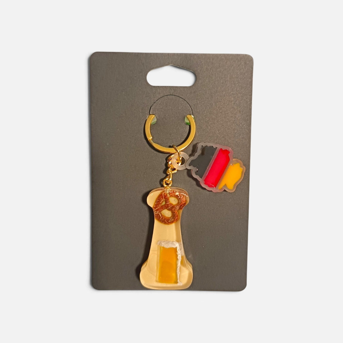 Portachiavi Oktoberfest con iniziale I, miniature 3D dipinte a mano e finitura lucida in resina.