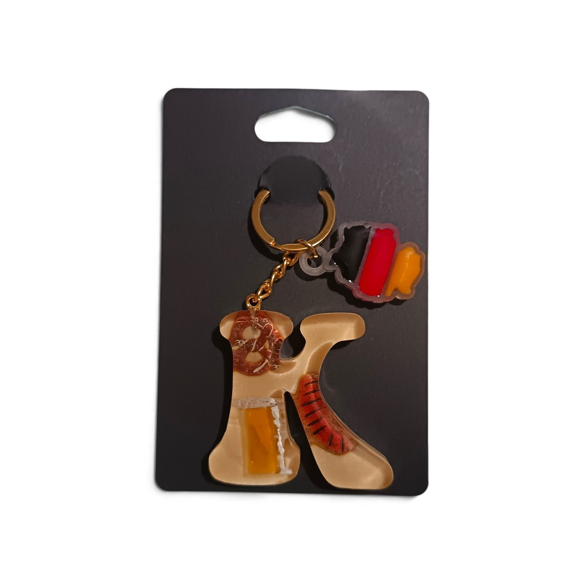 Portachiavi Oktoberfest con iniziale K, miniature 3D dipinte a mano e finitura lucida in resina.