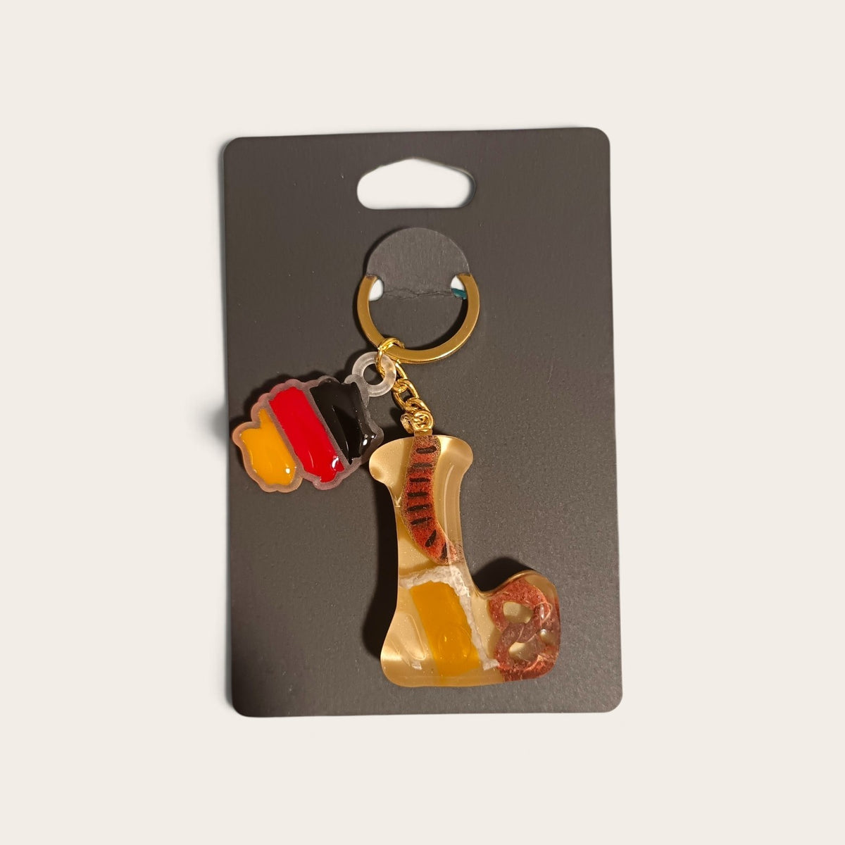Portachiavi Oktoberfest con iniziale L, miniature 3D dipinte a mano e finitura lucida in resina.