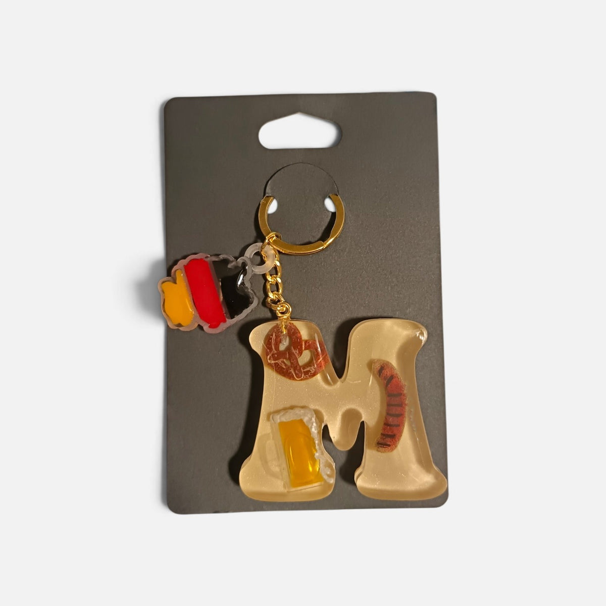 Portachiavi Oktoberfest con iniziale M miniature 3D dipinte a mano e finitura lucida in resina.