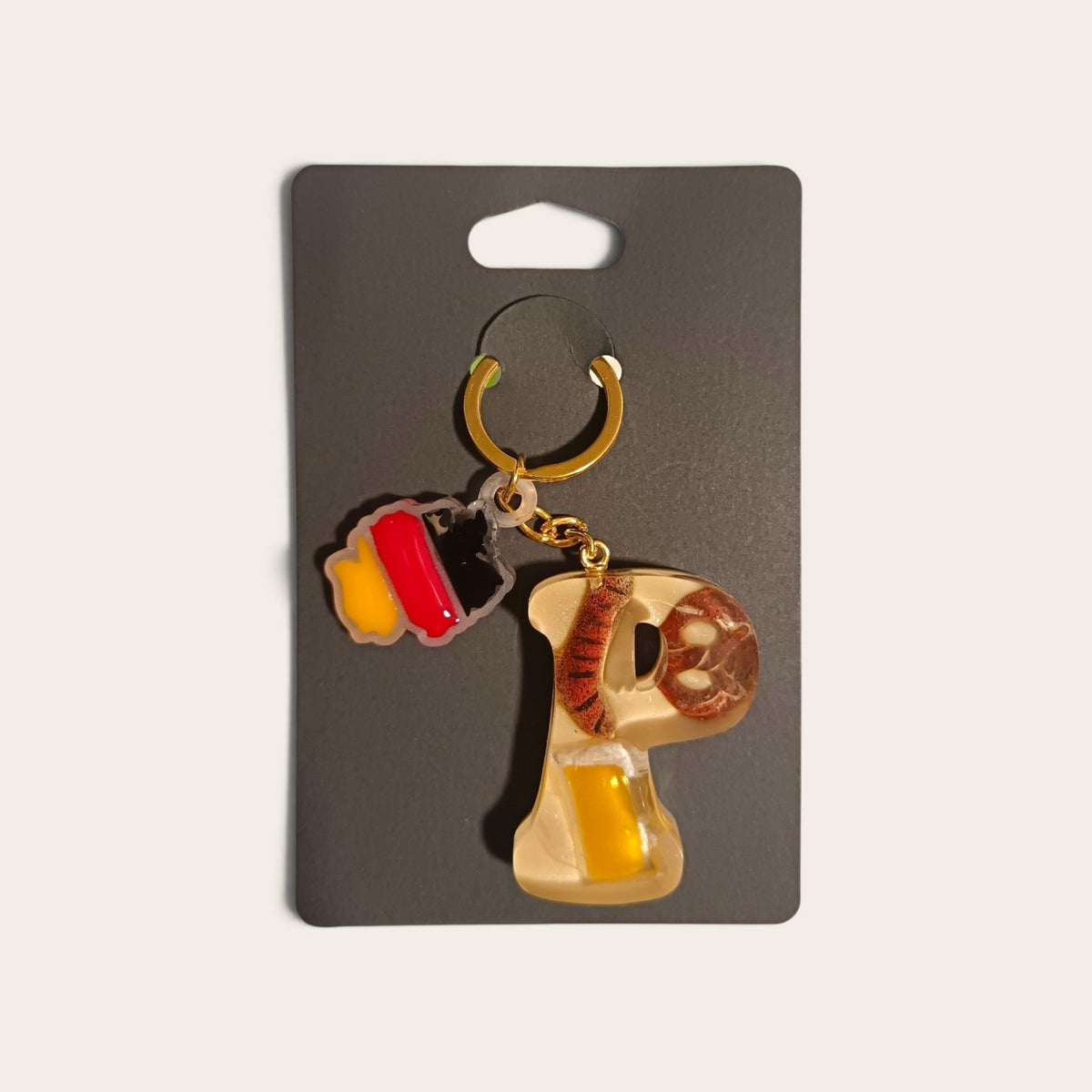 Portachiavi Oktoberfest con iniziale P, miniature 3D dipinte a mano e finitura lucida in resina.