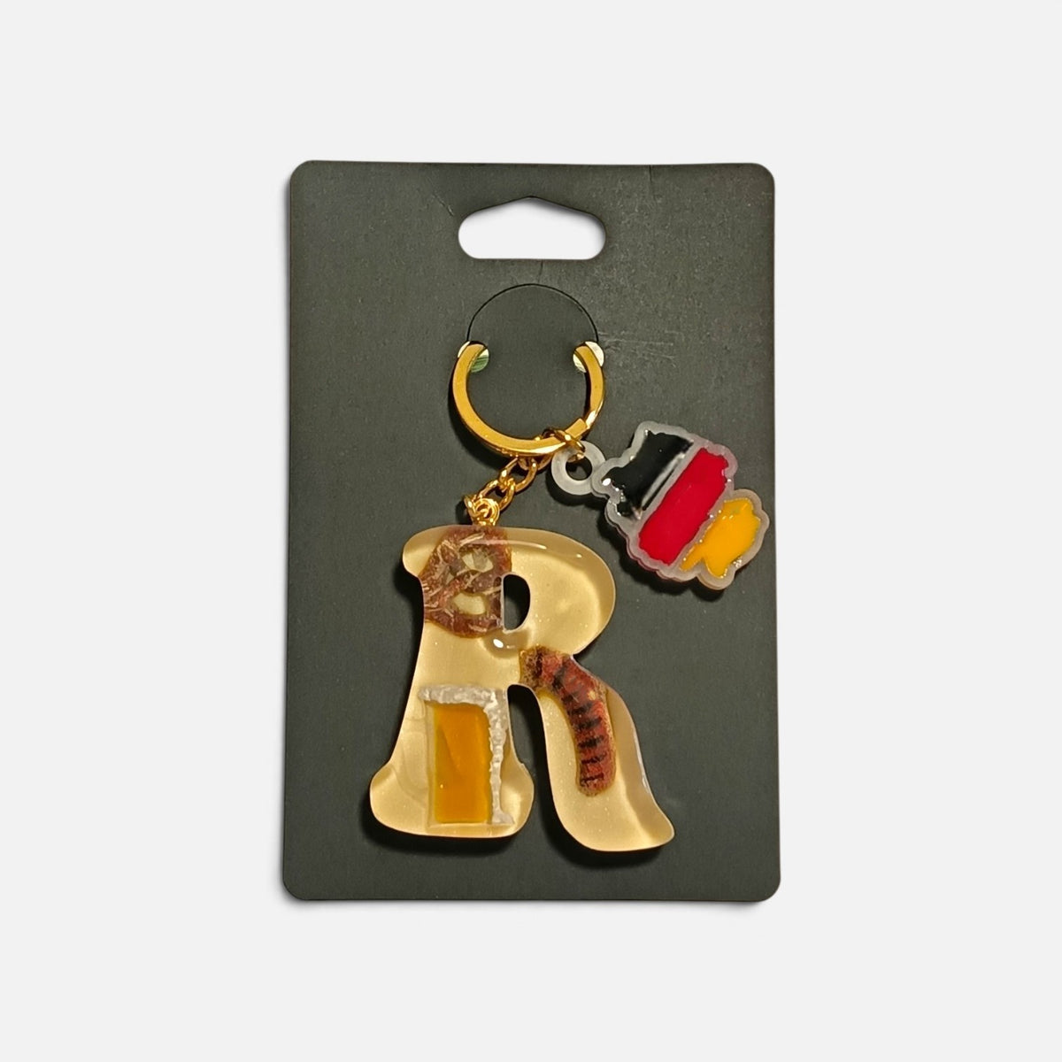 Portachiavi Oktoberfest con iniziale R, miniature 3D dipinte a mano e finitura lucida in resina.