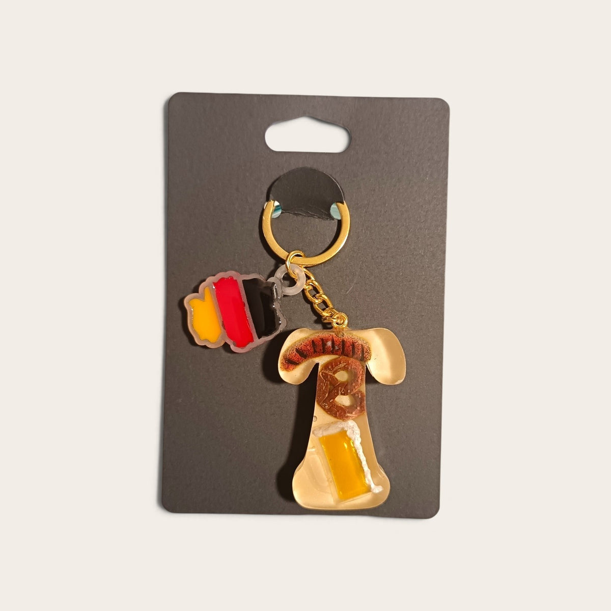 Portachiavi Oktoberfest con iniziale T, miniature 3D dipinte a mano e finitura lucida in resina.
