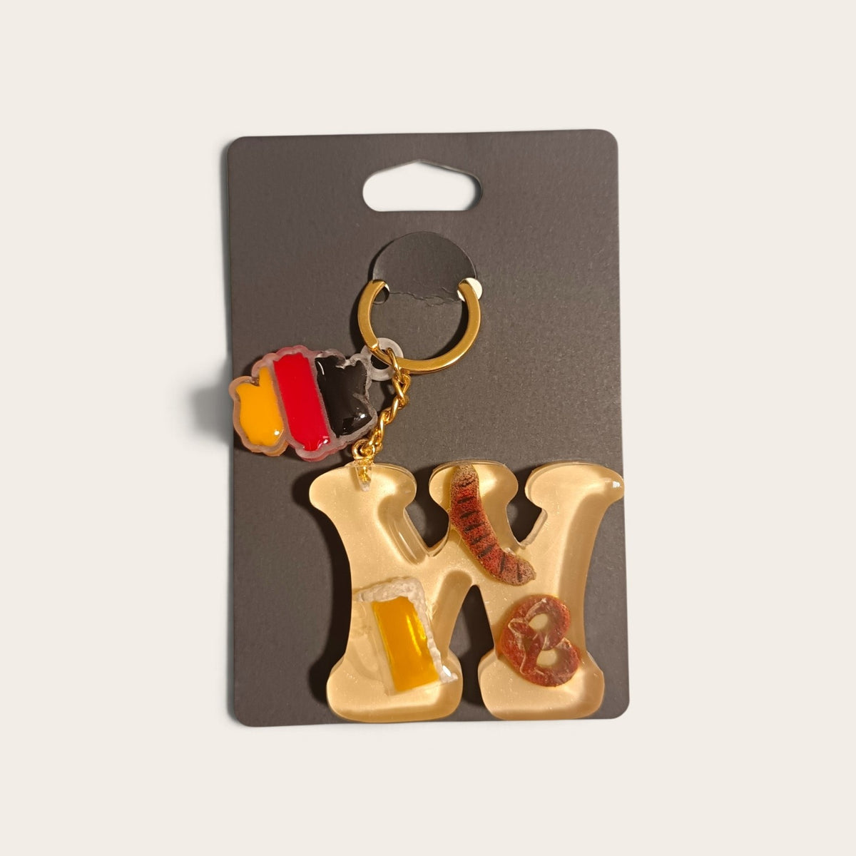 Portachiavi Oktoberfest con iniziale W, miniature 3D dipinte a mano e finitura lucida in resina.