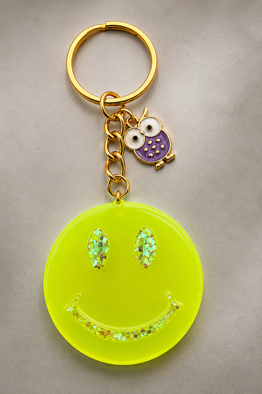 Portachiavi Smile giallo neon fatto a mano in resina con dettagli glitter e charm decorativo.