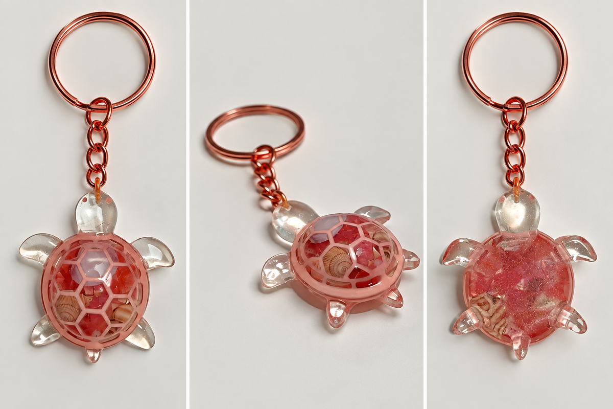 Portachiavi tartaruga COR-2 in resina trasparente nei toni corallo e rosa, con conchiglie e decorazioni marine, anello oro rosa