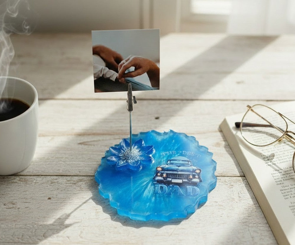 Portafoto decorativo in resina blu con molletta per foto o messaggi, realizzato a mano.