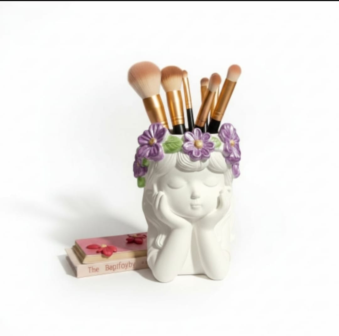  Portaoggetti decorativo con bimba sognante e fiori viola - dettaglio laterale con pennelli da trucco