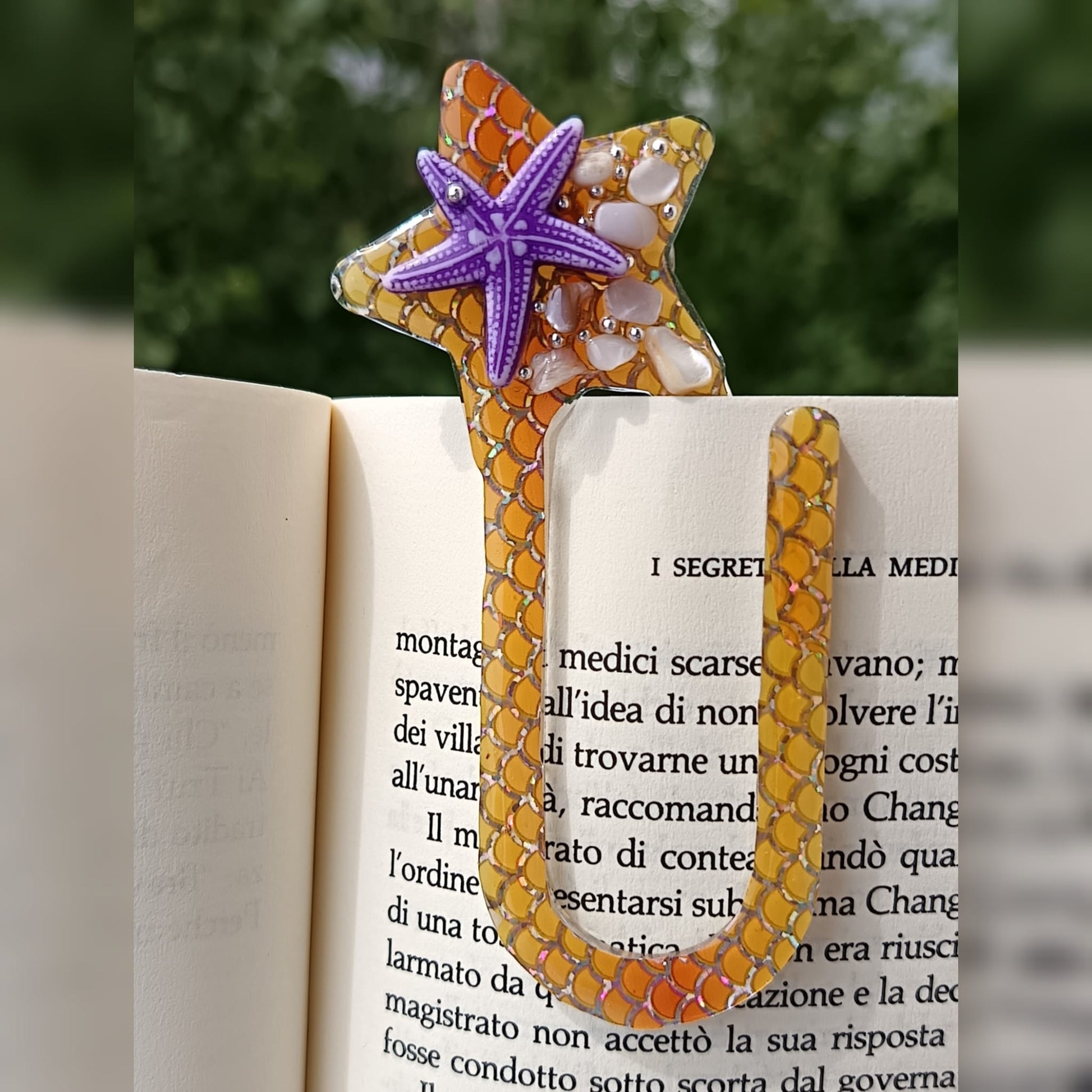 Segnalibro in resina  arancione con decorazioni marine su libro aperto - MANIKOCREATIONS