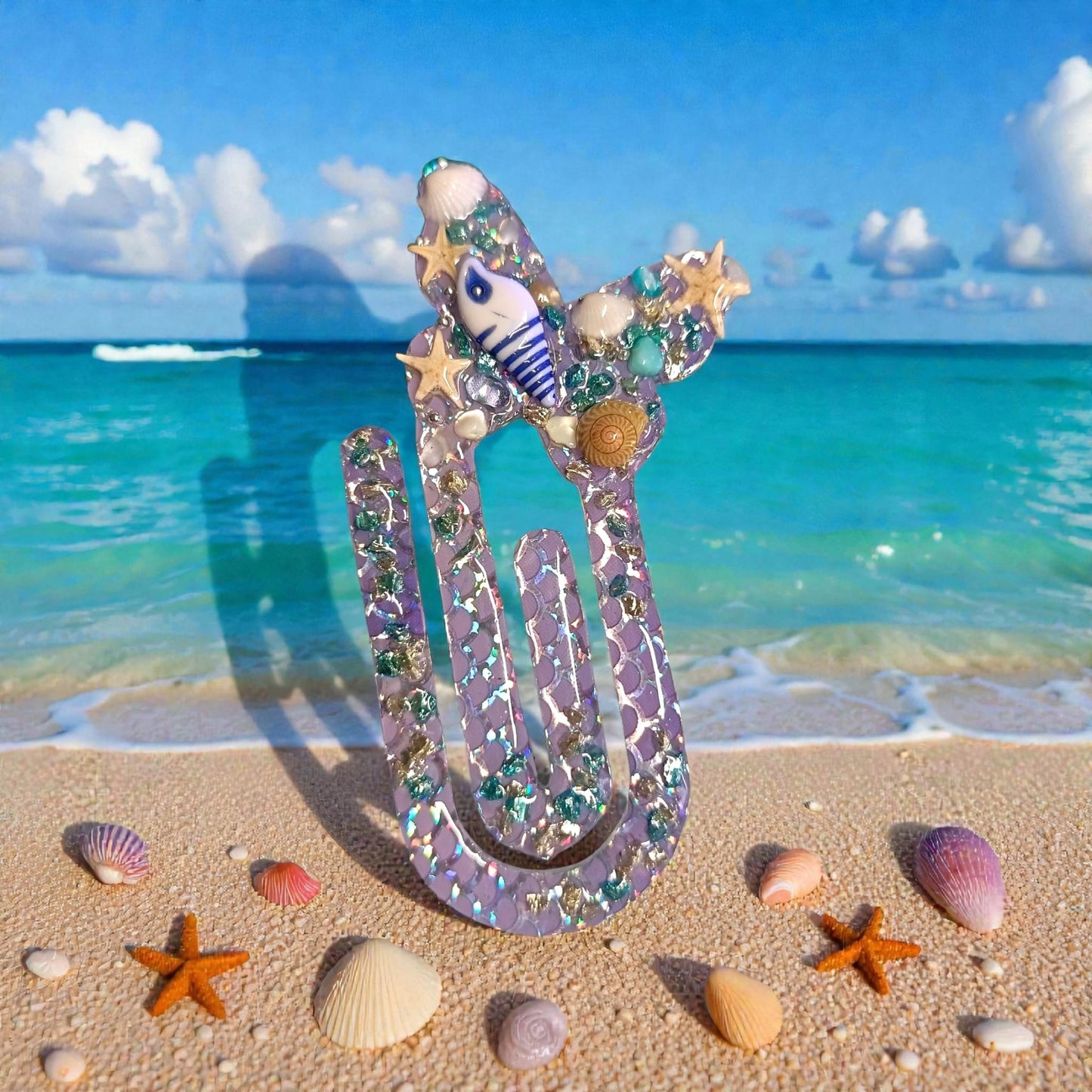 Segnalibro in resina viola con effetto olografico su sabbia di mare - MANIKOCREATIONS