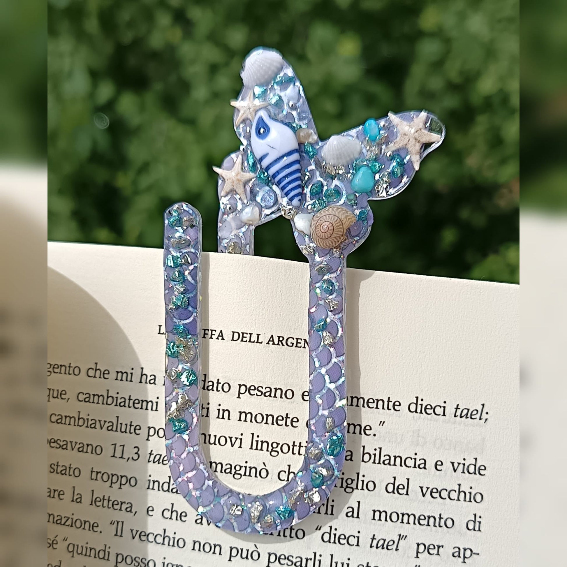 Segnalibro in resina  viola con decorazioni marine su libro aperto - MANIKOCREATIONS