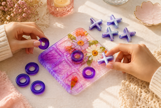 Tris artigianale in resina rosa e viola con fiori essiccati e pedine X e O
