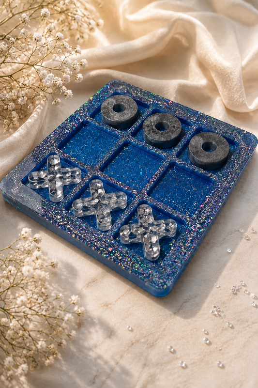 Tris artigianale in resina argemto e blu con glitter olografici, pedine X trasparenti con foglia argento e pedine O grigio metallizzato