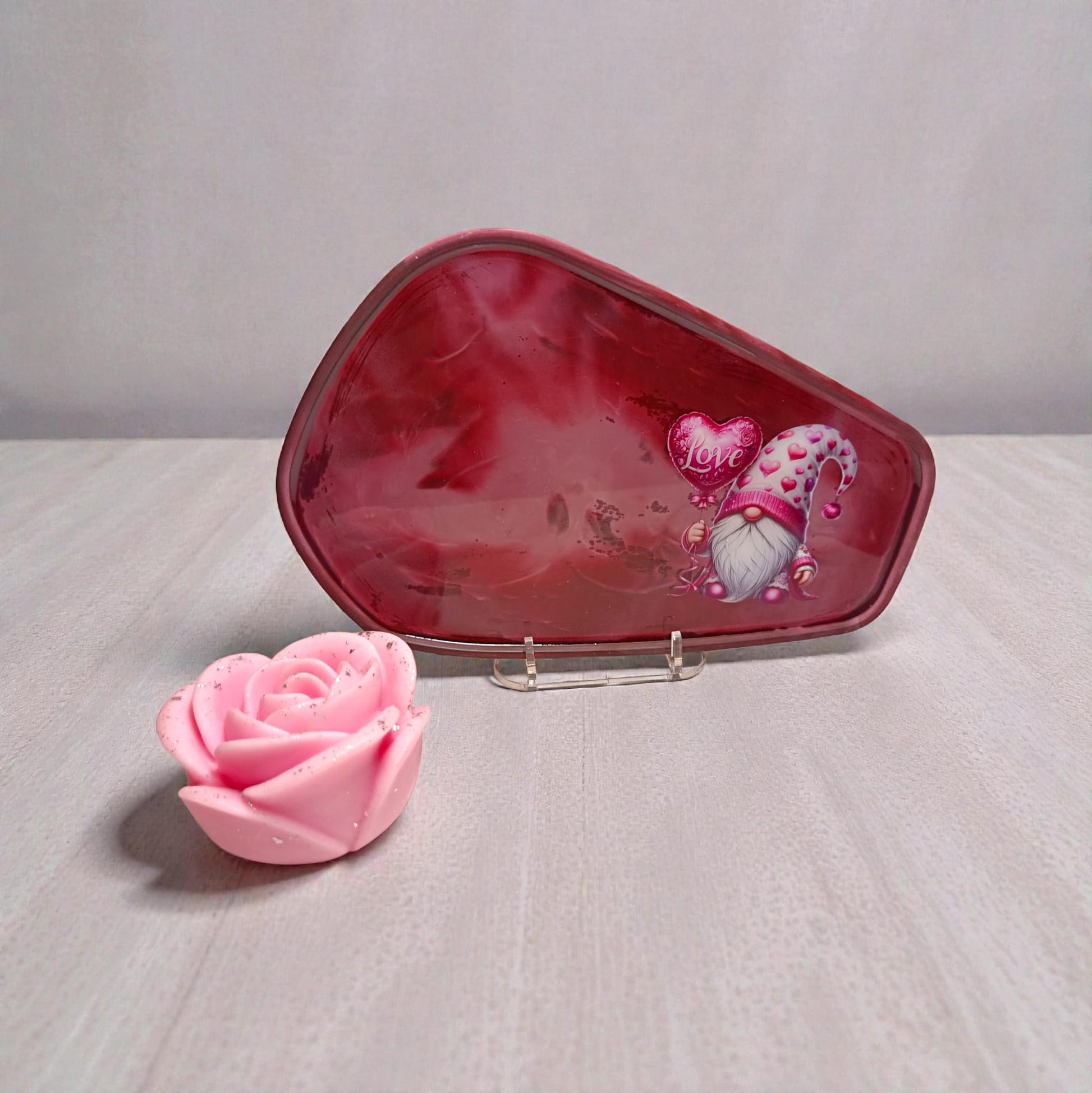 Vassoio in gesso con base interna resinata e rosa decorativa in cera di soja