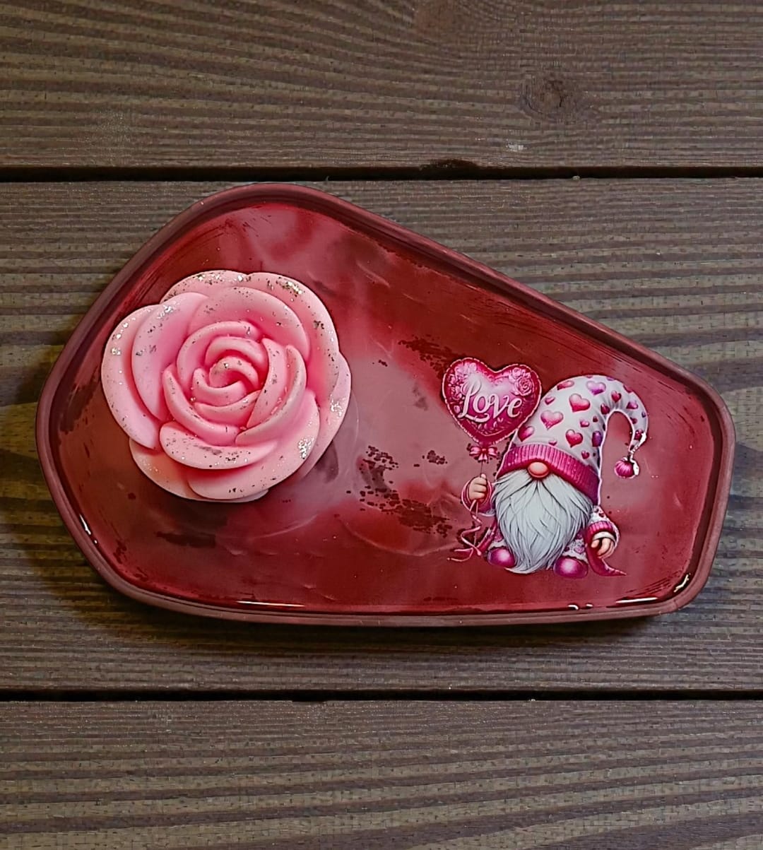 Vassoio in gesso con base interna resinata e rosa decorativa in cera di soja