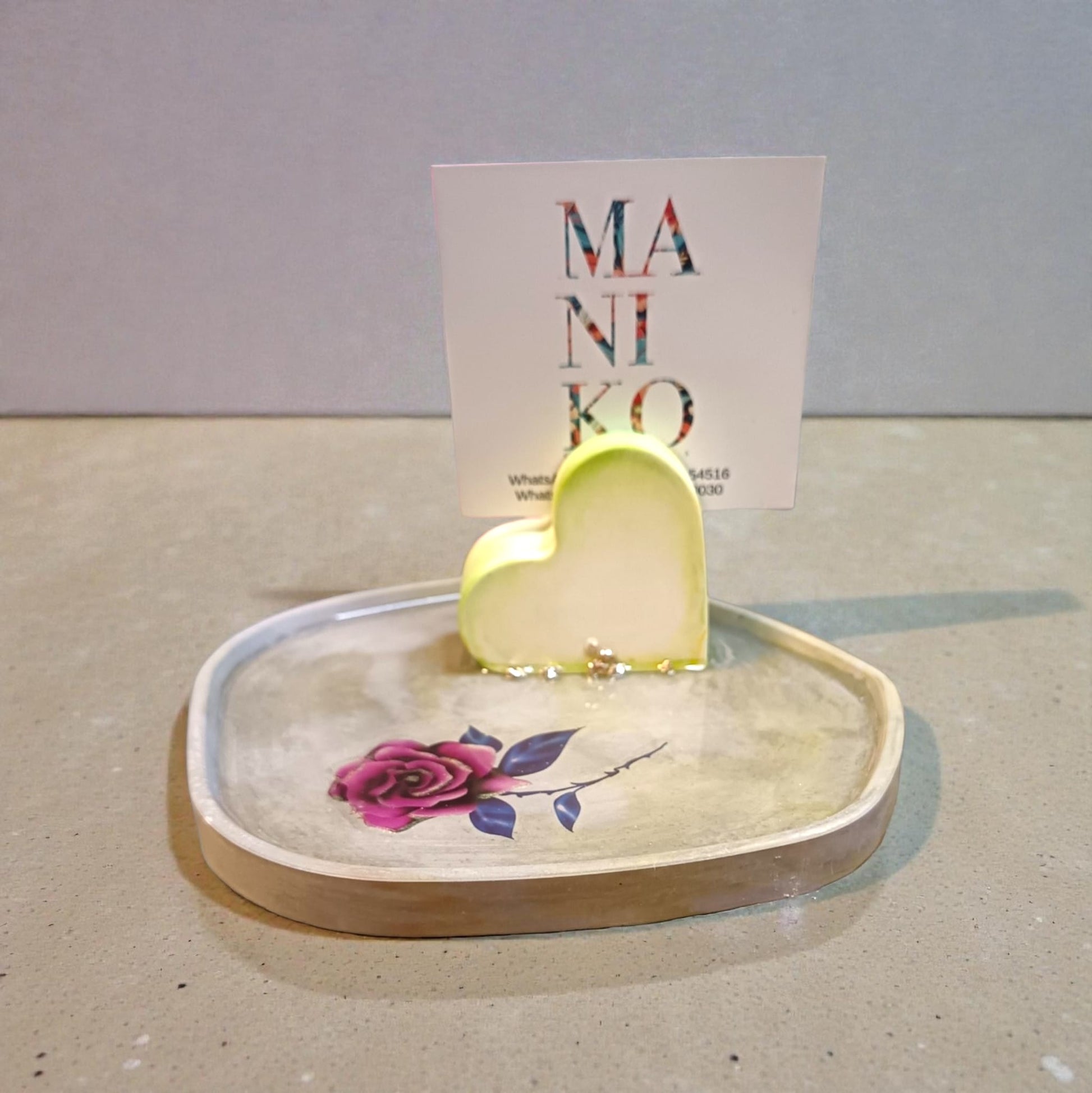 Vassoio in gesso e resina con cuore porta foto giallo 