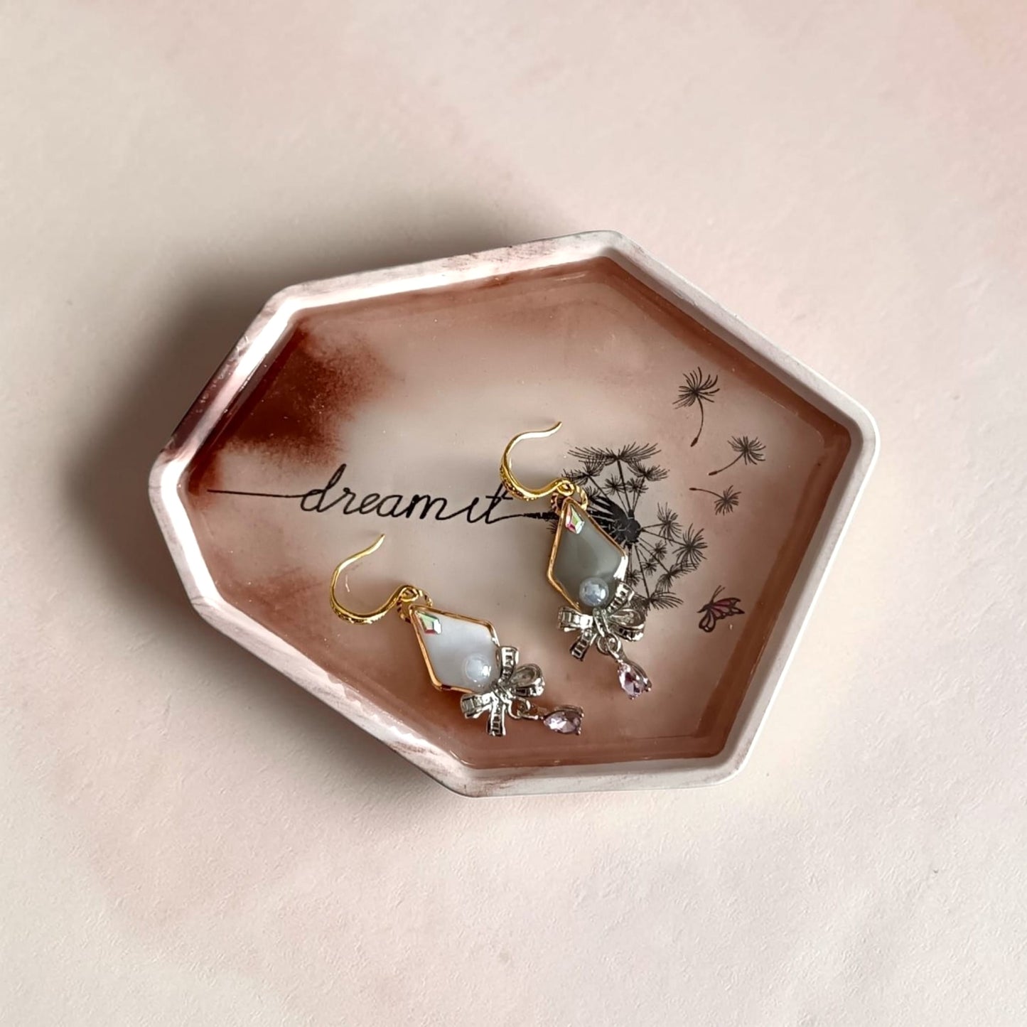 Vassoio portaoggetti gesso e resina, design organico