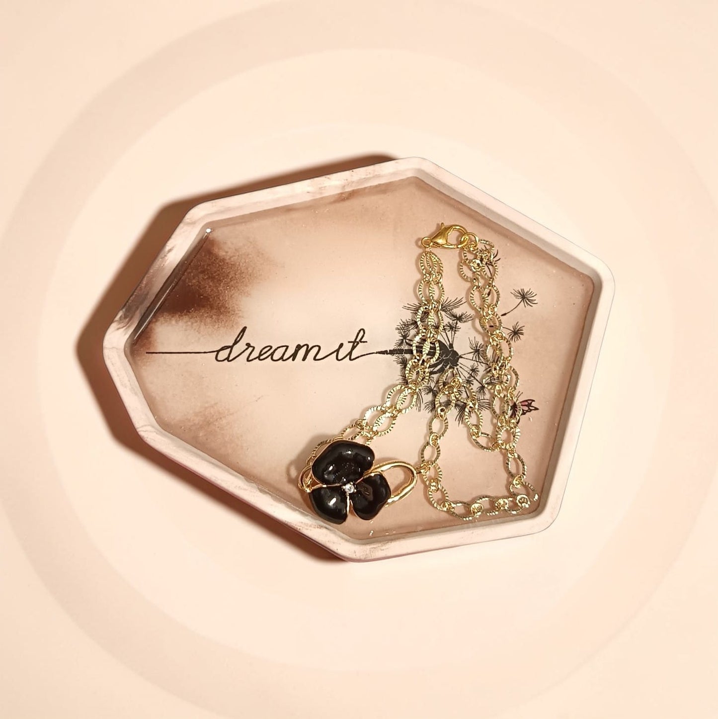 Vassoio svuotatasche in gesso e resina epossidica, vista dall'alto