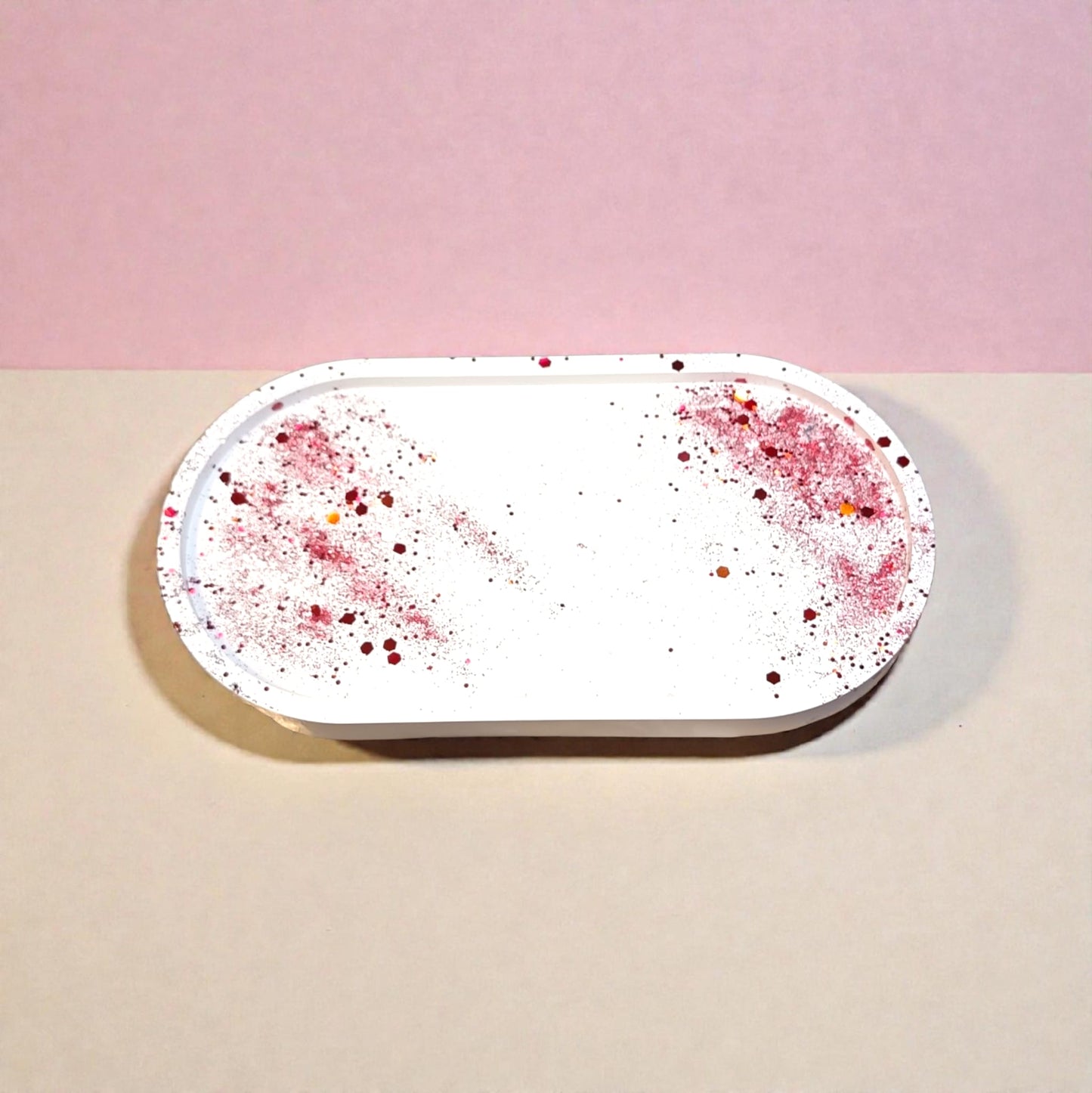 Vista dall'alto vassoio decorativo con glitter rossi