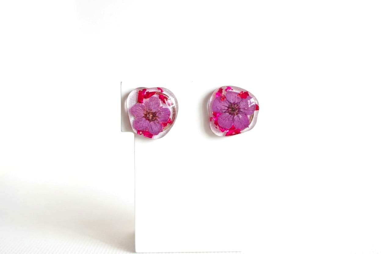 Petal of Light – Resin stud earrings with real flowers