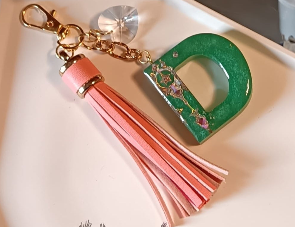 Ciondolo portachiavi  lettera D personalizzata in resina con cuore in cristallo alta qualità, fatto a mano