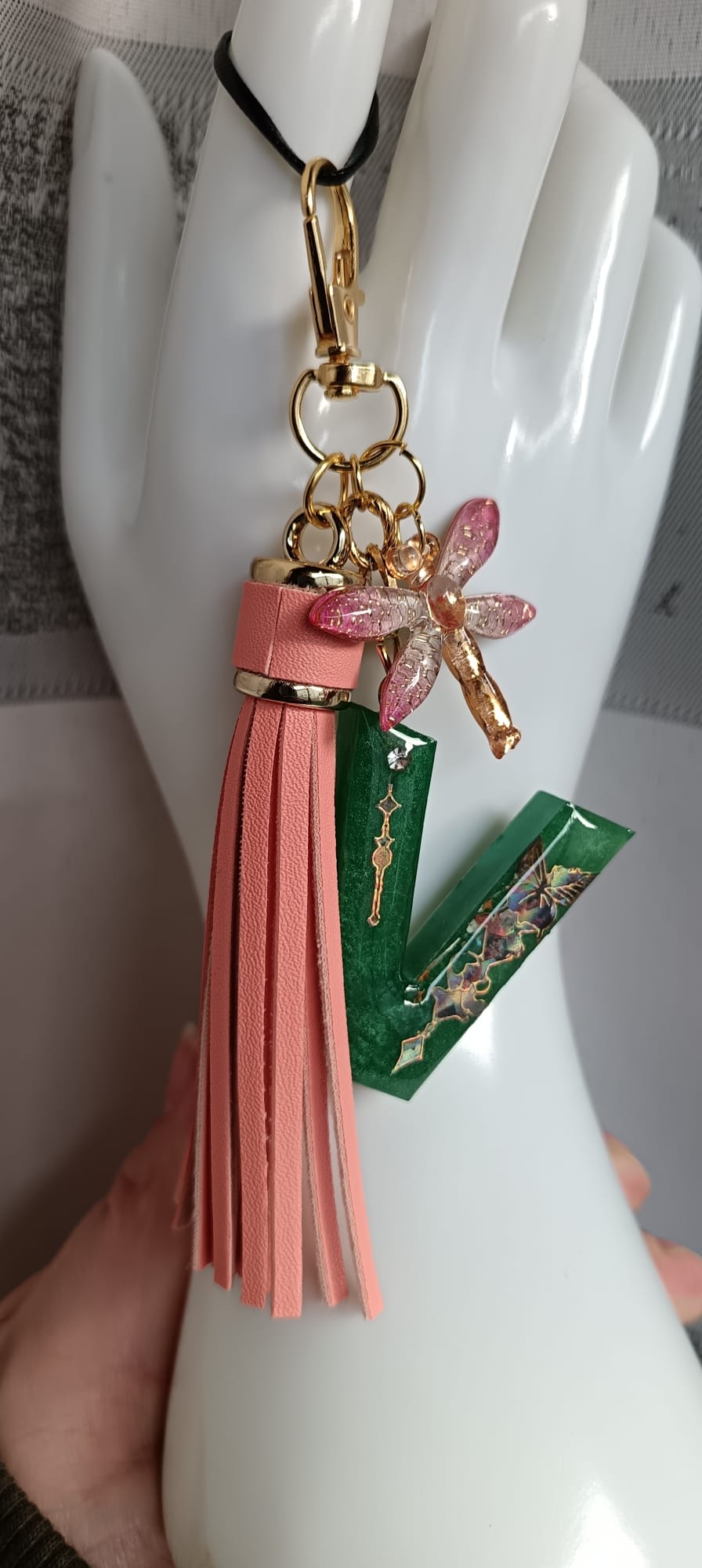 Ciondolo portachiavi lettera V in resina con nappina corallo e charm, fatto a mano