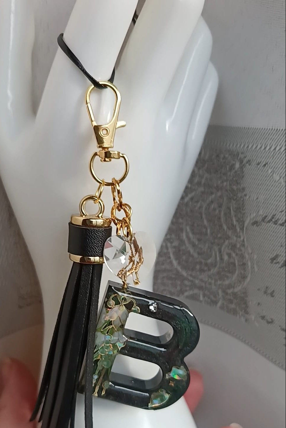 Ciondolo portachiavi lettera B in resina con nappina con charm cristallo di alta qualità, accessorio handmade lifestyle