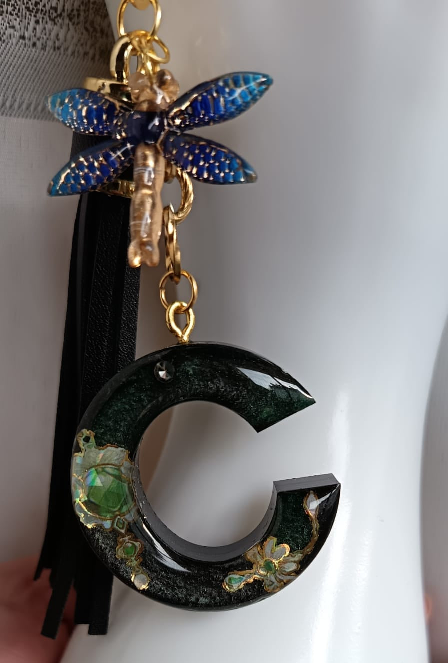 Ciondolo portachiavi lettera C in resina, vista frontale con charm 