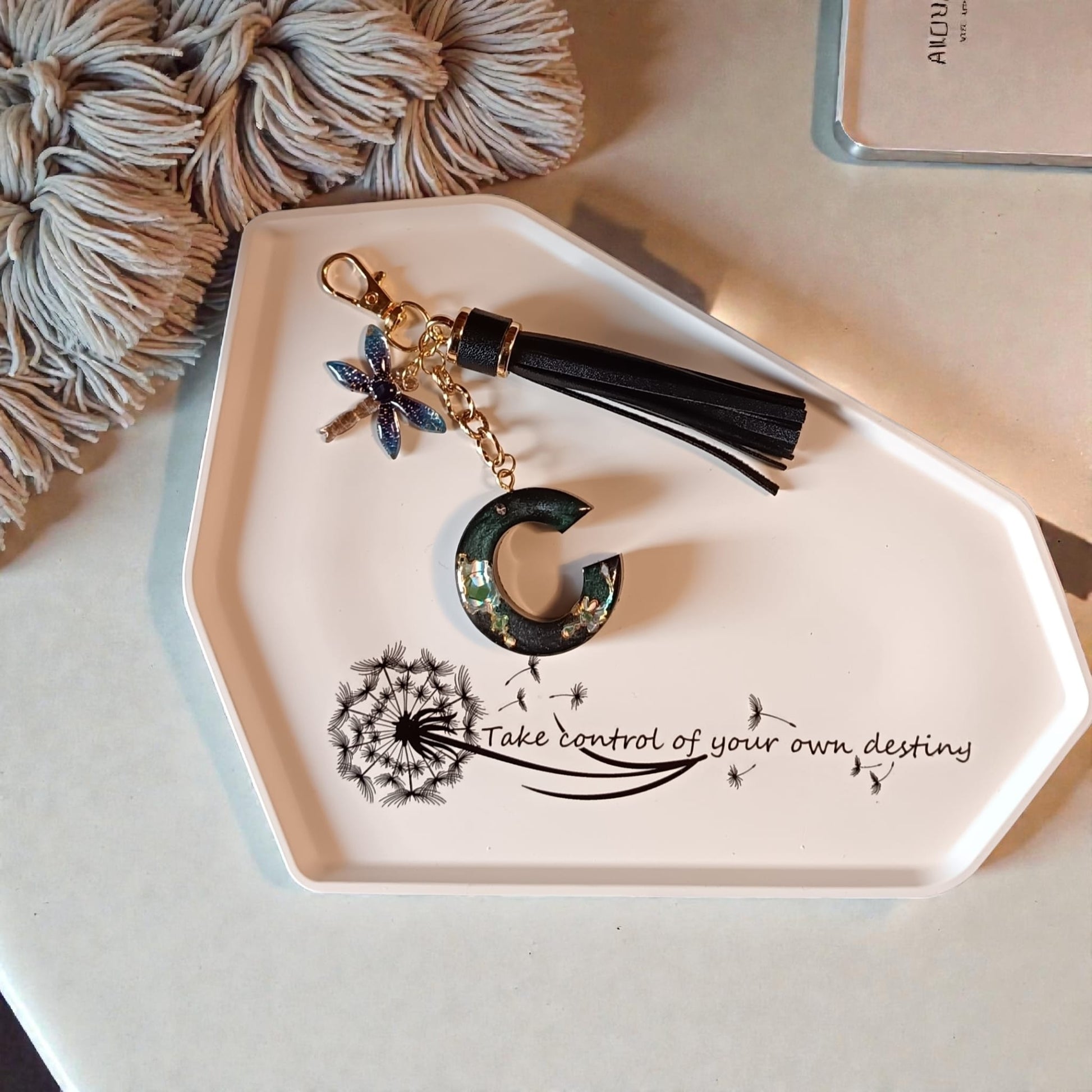 Ciondolo portachiavi lettera C personalizzata in resina con nappina in pelle sintetica e charm, pezzo unico fatto a mano