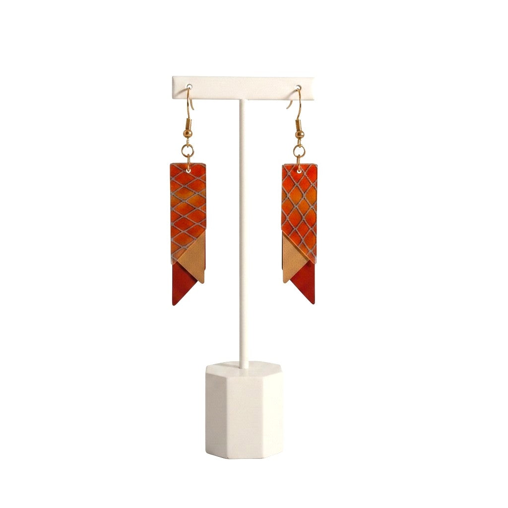 Orecchini pendenti geometrici in similpelle rosso borgogna, beige su espositore bianco, fatti a mano