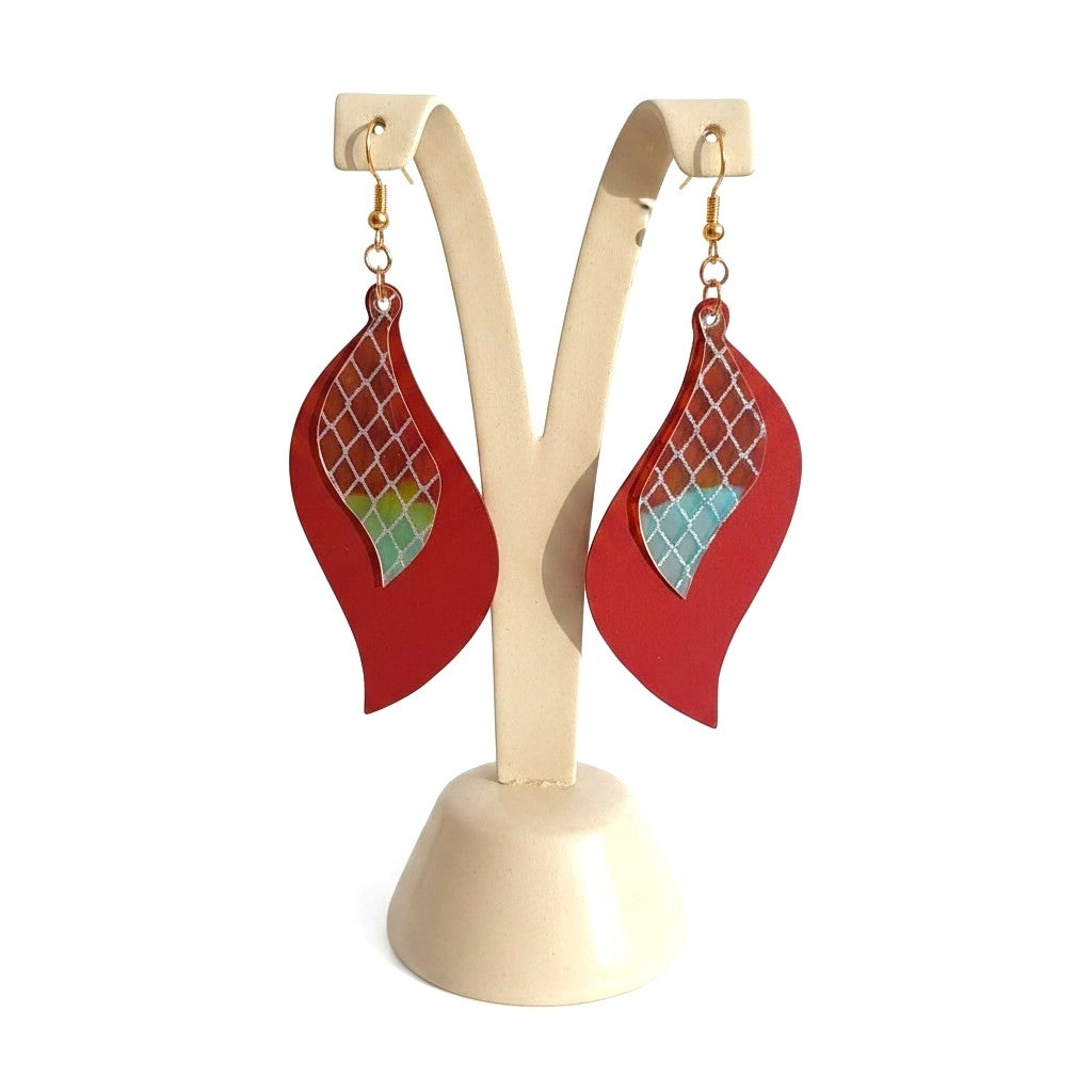 Orecchini pendenti a onda in similpelle rosso borgogna con dettaglio olografico, su espositore, fatti a mano 