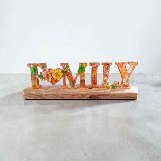 Decorazione FAMILY in resina con basetta in legno d’ulivo