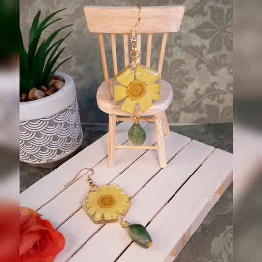 Orecchini gialli con fiori in resina e pietra verde