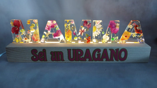Esempio lampada LED personalizzata con scritta MAMMA in resina e base con frase sei un uragano