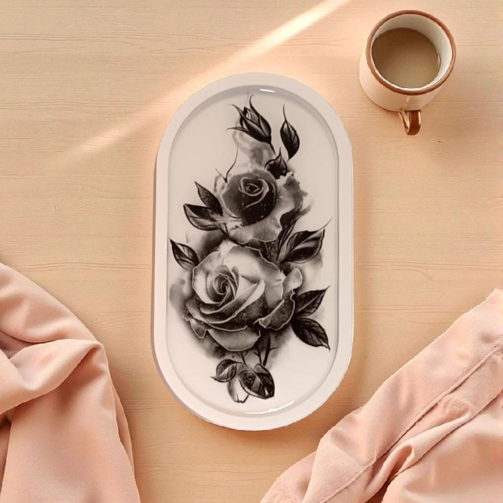 Vassoio decorativo in gesso e resina con fiori neri
